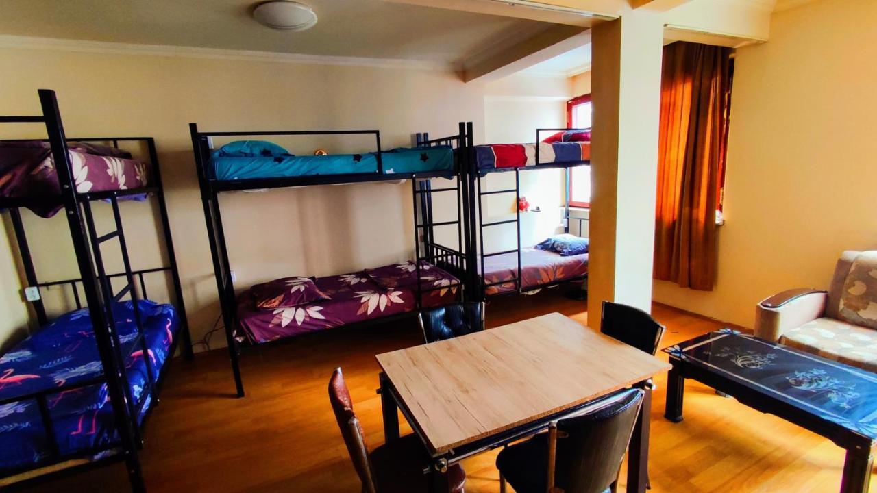 Masala Hostel Batoemi Buitenkant foto