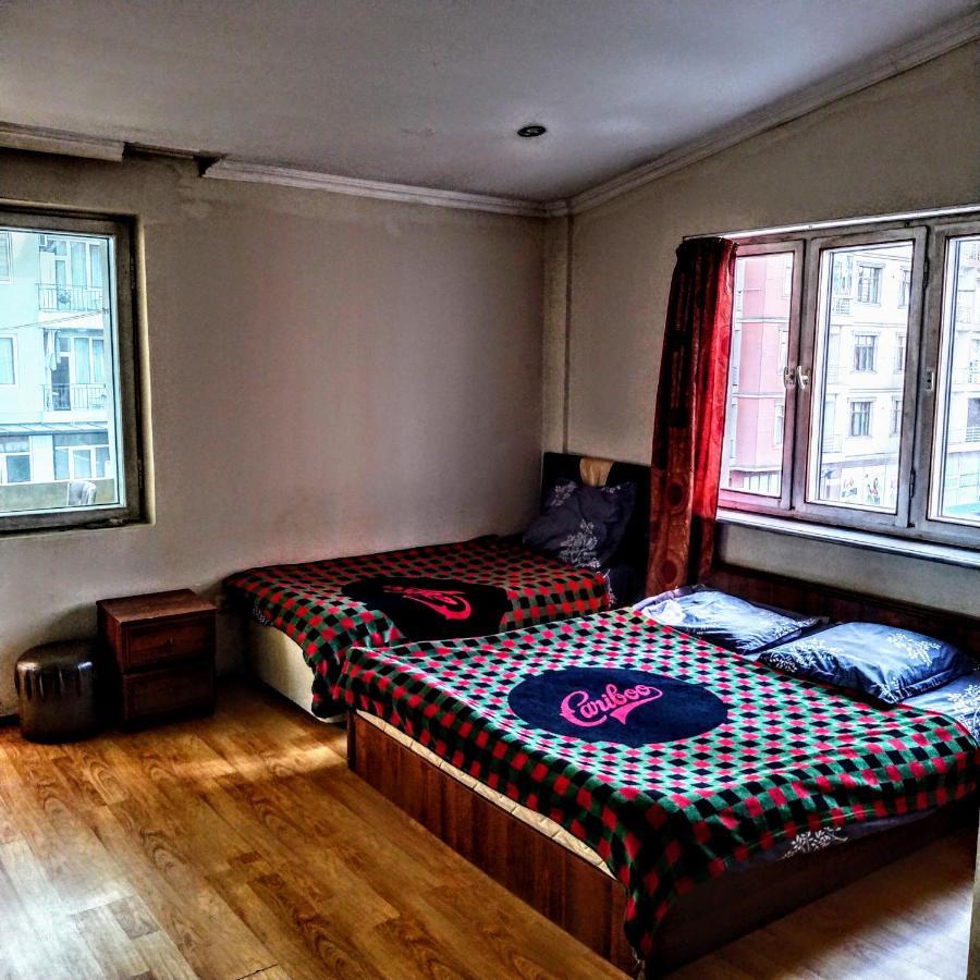 Masala Hostel Batoemi Buitenkant foto