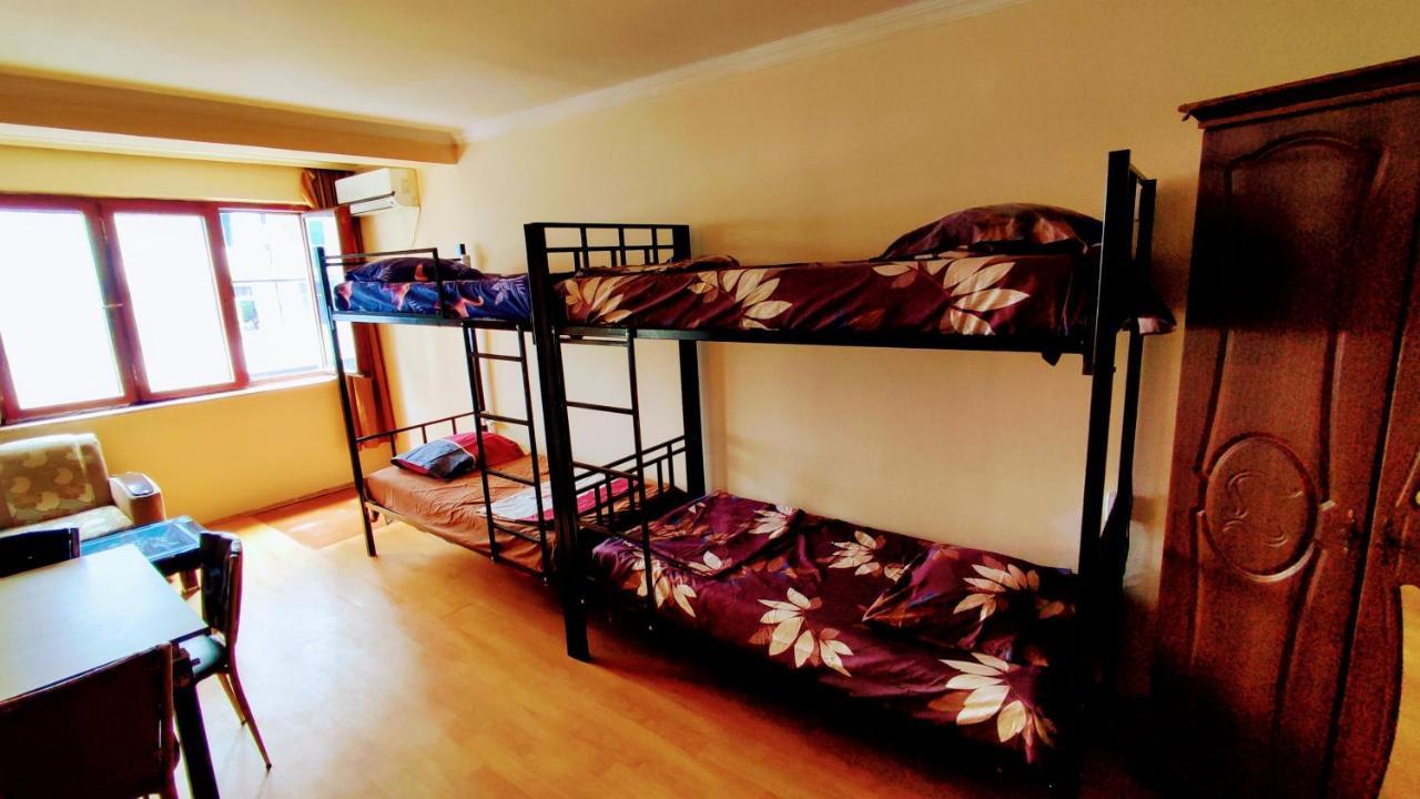 Masala Hostel Batoemi Buitenkant foto